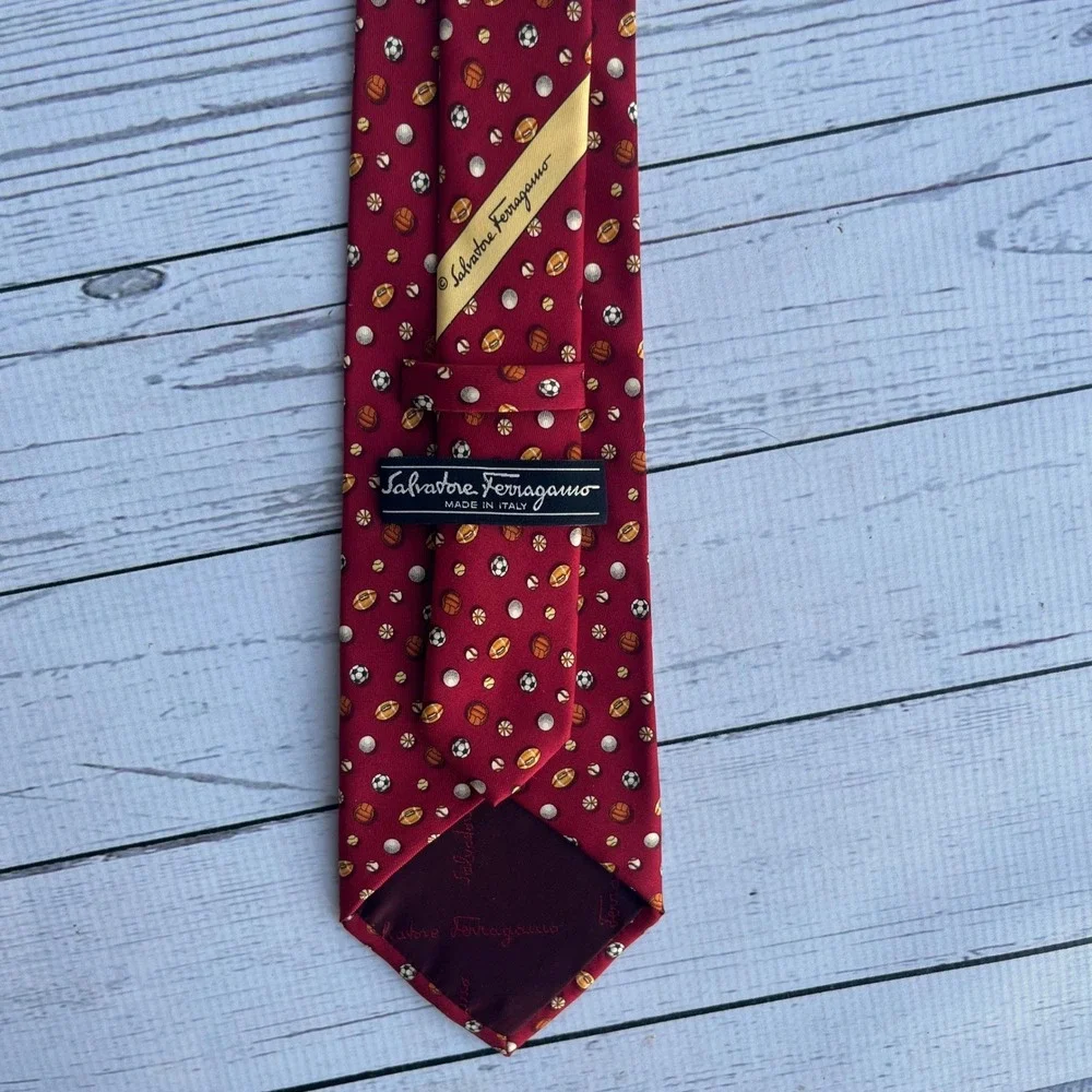 Salvatore Ferragamo Mens Red 100% Silk Sports Designer Neck Tie Italy Ivy League